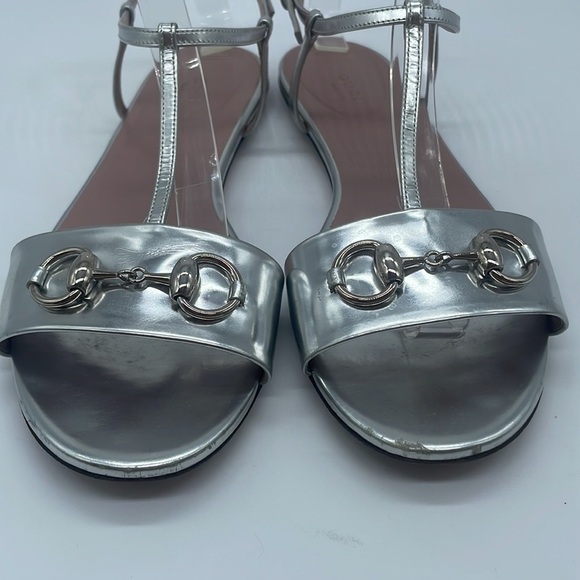Gucci Metallic Silver leather Horsebit T strap flat sandals 38 - Picture 2 of 8